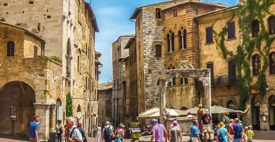 Piazza della Cisterna in San Gimignano, Tuscany